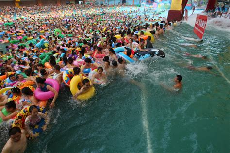 “中国死海”数万人拥挤消暑 冲浪人挤人_旅游频道_凤凰网