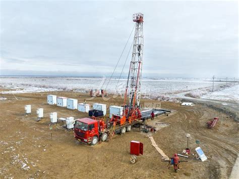 新疆吉木萨尔：油田生产忙-人民图片网