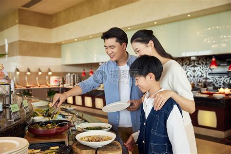 一家人在自助餐厅用餐高清图片下载-正版图片507710914-摄图网