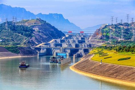 给长江电力估个值 1，简单介绍一下长江电力的基本情况 截止到2021年底，公司拥有三峡， 葛洲坝 ，溪洛渡，向家坝4座大型水电站，总装机容 ...