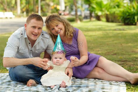 家庭在公园庆祝婴儿出生一周高清图片下载-正版图片507186339-摄图网