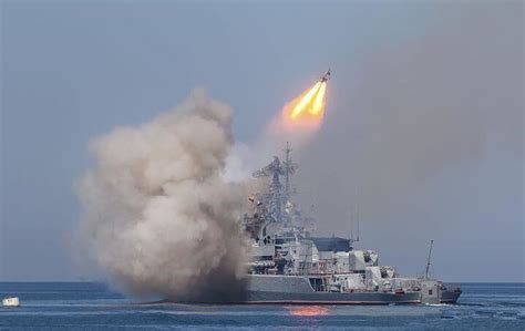 俄罗斯“万吨大巡”起火殉爆，乌克兰取得开战以来最大战果__财经头条