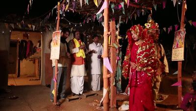 印度近日打击国内未成年婚姻现象，超过1800名男子被捕|印度_新浪新闻