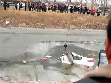 吉利博瑞掉进池塘，被吊起来的一瞬间，围观群众笑掉了大牙_搜狐汽车_搜狐网