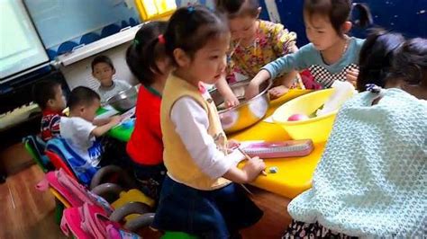博雅幼儿园大班教学视频《快乐沉与浮》