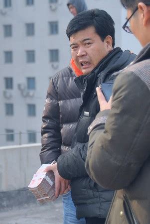9名农民工跳楼讨薪被拘 警方称妨碍公共安全_首页社会_新闻中心_长江网_cjn.cn