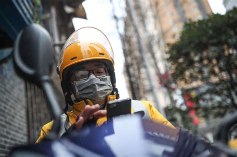 【图集】千名骑手重返岗位：上海街头，疫情下的外卖员丨上海战疫|界面新闻 · 影像