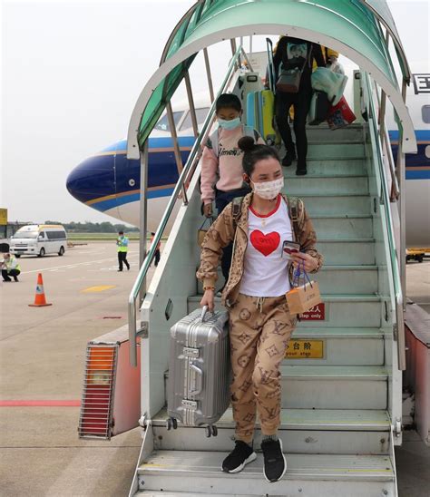 首个武汉飞广州航班抵达白云机场，今天广州至武汉往返共4个航班