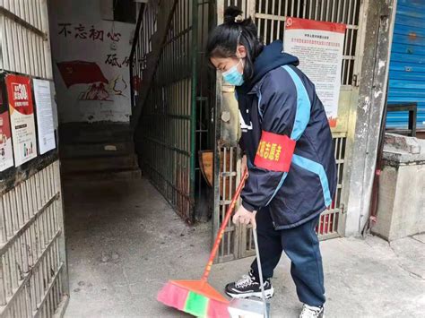 志愿者打扫村室卫生-富平县新时代文明实践中心