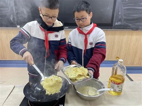 河南一小学鼓励学生在家学做菜，疫情过后将办“美食大赛”_手机新浪网