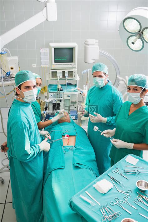 一群外科医生在手术室为病人做手术高清摄影大图-千库网