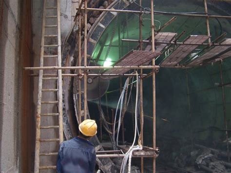 四川镇广高速公路C1项目部广纳隧道出口端首件二衬混凝土浇筑完成 - 砼牛网
