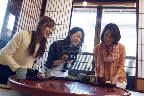 日式茶馆旅游的三个女人高清图片下载-正版图片502023178-摄图网