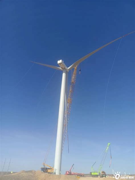 新疆三一哈密十三间房50兆瓦风电项目首套塔筒顺利吊装-国际风力发电网