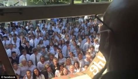暖心！美400名学生齐聚患癌老师家楼下献歌送祝福-新闻中心-南海网
