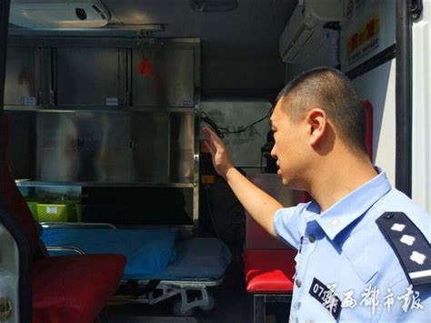 山寨版救护车拉客被逮 接送病人每公里至少8元 - 滚动 - 华西都市网新闻频道