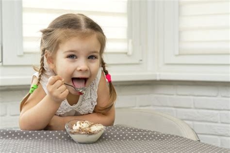 小女孩吃冰淇淋,,,摄影,汇图网www.huitu.com