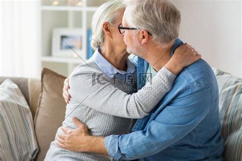 人际关系、老年和人的概念 — 幸福的老年夫妇在家里拥抱和亲吻的特写。高清摄影大图-千库网