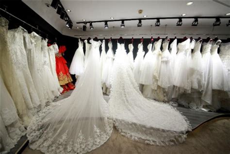 未来的新娘客户与婚礼商店主交谈为即将到来的婚礼购买纱和配件高清图片下载-正版图片302424430-摄图网