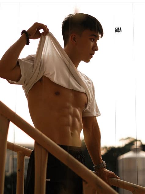 来自宝岛的游泳教练柏辰Tony Kuo。💪🏻 想摸腹肌吗？