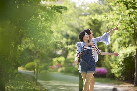 在公园里散步的年轻女子高清图片下载-正版图片502097624-摄图网