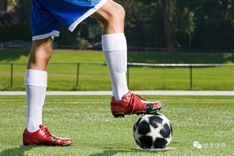 踢足球时，怎样踢才能使上力，踢出很有力的球来!|脚踝|球速|脚背_新浪新闻