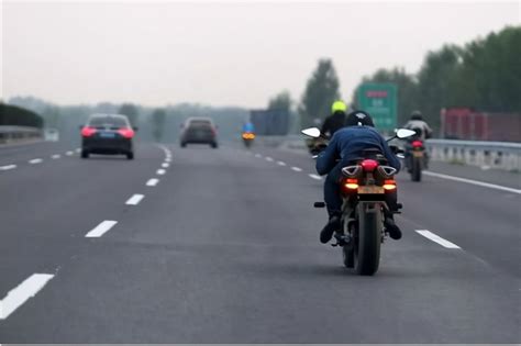 摩托车允许上高速，车主一片欢呼，禁摩令何时取消？