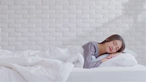 美丽迷人的亚洲女人睡觉和甜蜜的梦躺在床上舒适的卧室早上感觉如此放松和舒适，健康的概念视频素材_ID:VCG42N1363119746-VCG.COM