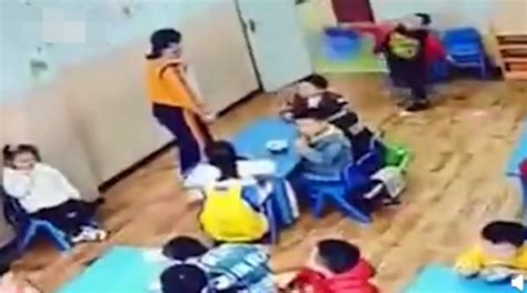 幼儿园小孩扔凳子被老师隔空接住，家长已批评教育-千龙网·中国首都网