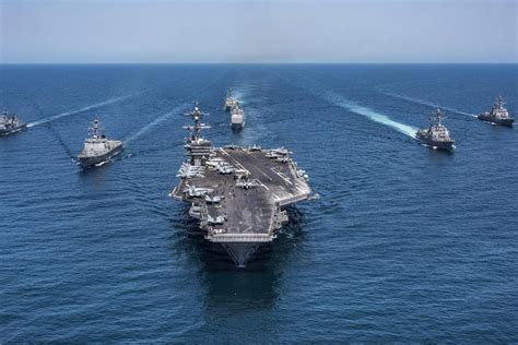 054A护卫舰在南海监视美舰 记者拍下两舰同框(图)|美国海军|航母|濒海战斗舰_新浪军事_新浪网