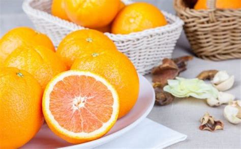 盐蒸橙子的功效与作用 盐蒸橙子有什么好处_彩牛养生