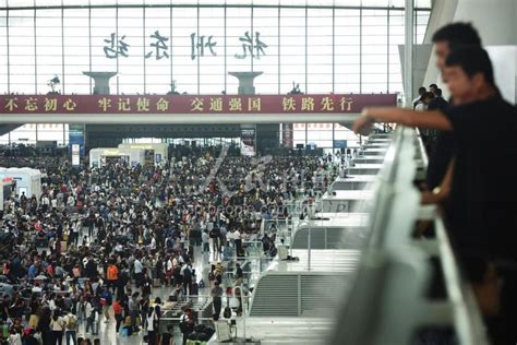 杭州：铁路迎来国庆假期返程高峰 火车站内外人潮汹涌-人民图片网