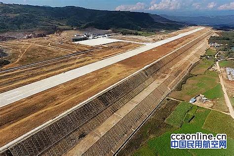 中国基建大显身手，拦腰削平65座山头建机场，堪称山顶航母