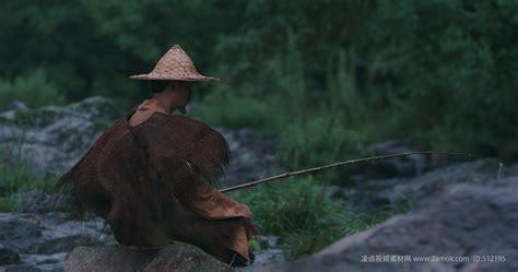 下雨天披着蓑衣钓鱼的老者视频素材,其它视频素材下载,高清4096X2160视频素材下载,凌点视频素材网,编号:512195