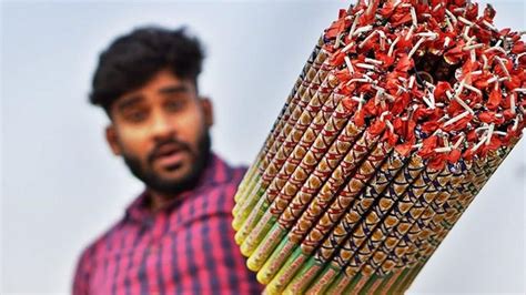 印度小伙作死亲测，将1000发烟花绑在竹竿上，点燃后的效果十分惊艳_腾讯视频