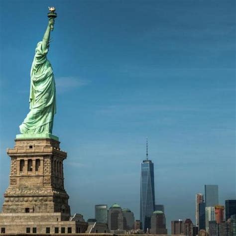 美国纽约市上纽约湾的自由岛和雕像在上纽约湾游高清图片下载-正版图片503427107-摄图网