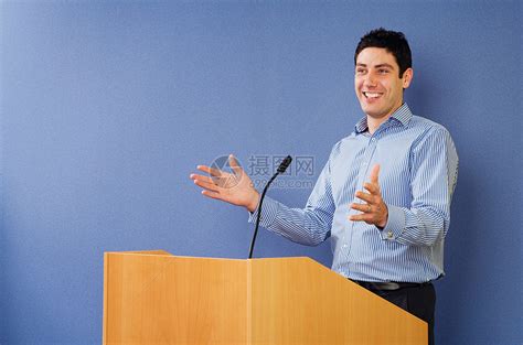 在讲台上讲话的人高清图片下载-正版图片501524053-摄图网