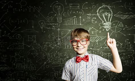 聪明的小学生戴着红色眼镜的天才男孩靠近黑板,公式高清图片下载-正版图片300488700-摄图网