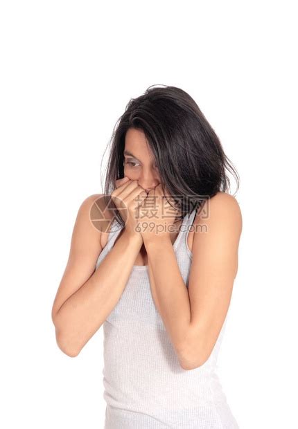 一位年轻惊慌失措的女人手举过她的嘴站立封锁孤的白色背景高清图片下载-正版图片306932011-摄图网