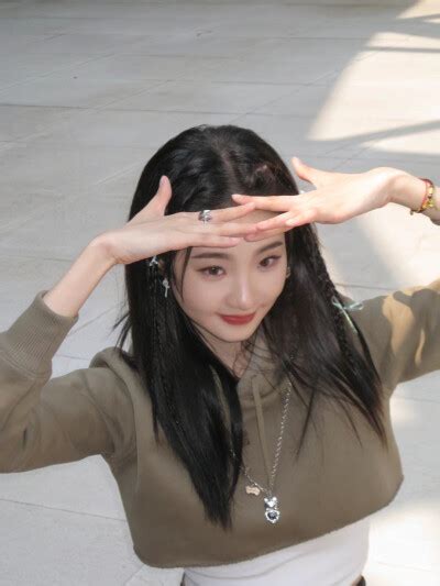 张艺凡甜美女生头像图片