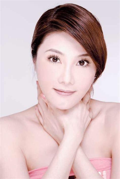 杨丽菁20岁到50岁的照片变化，网友：还是喜欢看年轻时的