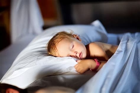 小孩晚上不睡觉怎么办小妙招（孩子晚上不睡觉？4个小方法，让孩子每天晚上快速入睡） | 说明书网