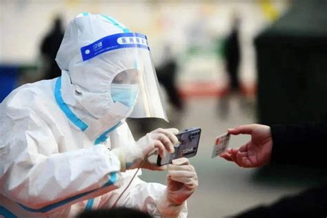 新疆双河：医护人员进小区 居民有序做核酸检测 _深圳新闻网