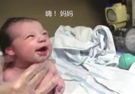刚出生的婴儿“心情好”，对大家“眨眼笑”，网友却喊话：拍哭他