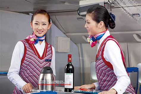 南方航空空姐所穿服装红色和蓝色的职位区别