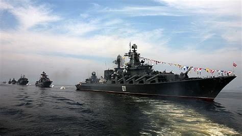 俄罗斯太平洋舰队在日本海水域，进行舰炮射击和导弹发射训练！_新浪新闻