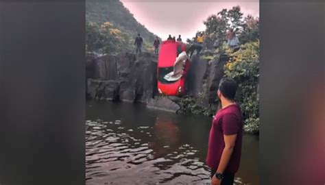 印度一汽车意外坠入瀑布：车上女孩尖叫 其父施救未果也溺水