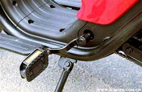 一种脚踏式可助力电动三轮车的制作方法