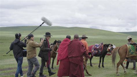 Tibetan pilgrims kowtow along a road[1]- Chinadaily.com.cn