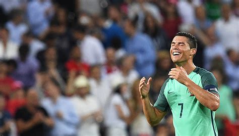 欧洲杯半决赛：C罗传射建功 加冕第一射手 葡萄牙2比0威尔士挺进决赛|界面新闻 · 体育